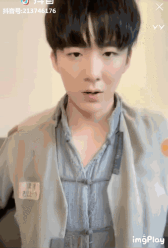 同一水平线),眯眼睛笑起来会变成流氓兔,相对而言胖一些脸上有肉感 近