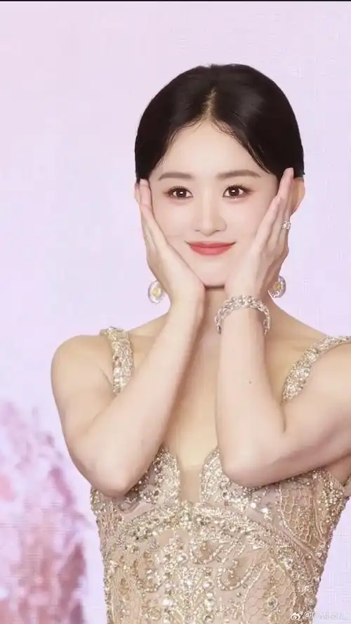 赵丽颖提裙图##赵丽颖工作室