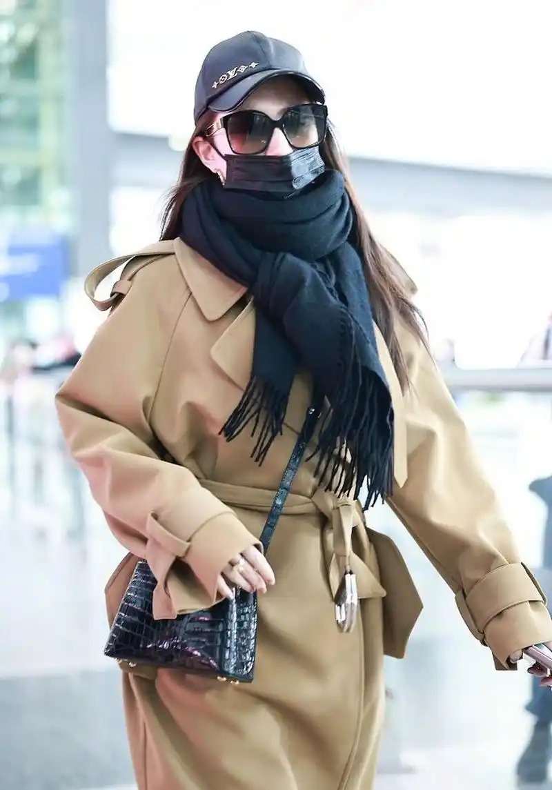 刘亦菲机场街拍,风衣配鸭舌帽～走路带风,好有气场