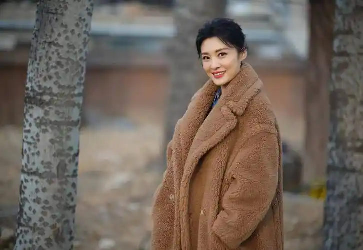 54岁周涛晒新年美照,穿一件"泰迪熊"大衣,温暖又显气质!