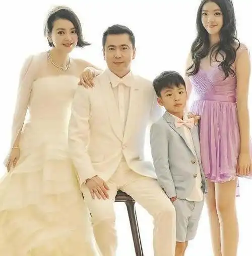 宣传新片,全程表现兴奋,这是他在儿子房祖名被判刑后在内地首次露面