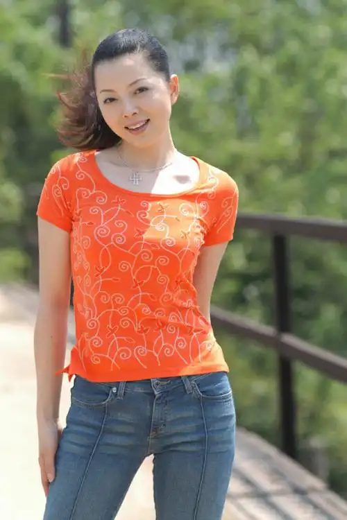 一帜,人气在各地方台主持人当中也名列前茅李湘曹颖舒高谢娜和杨乐乐