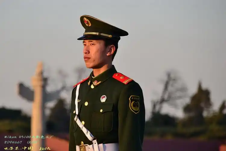 忍痛憋尿拍降旗仪式上的武警帅哥 d3100 适马18200 ,人像,纪实照片