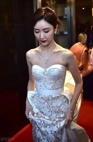 典礼花絮毛晓彤一袭抹胸蕾丝缕空晚礼服仙气飘飘出发前往会场