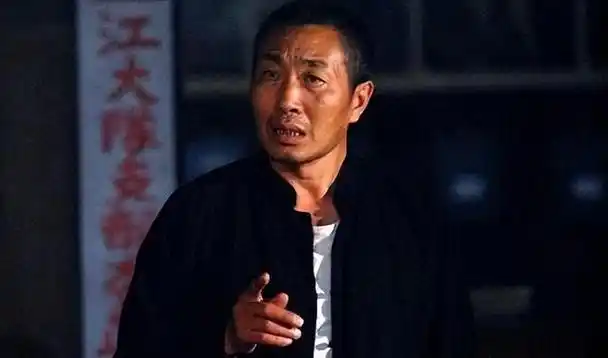 回顾老戏骨杜源:与爱妻青梅竹马结婚41年零绯闻,今女儿成他骄傲