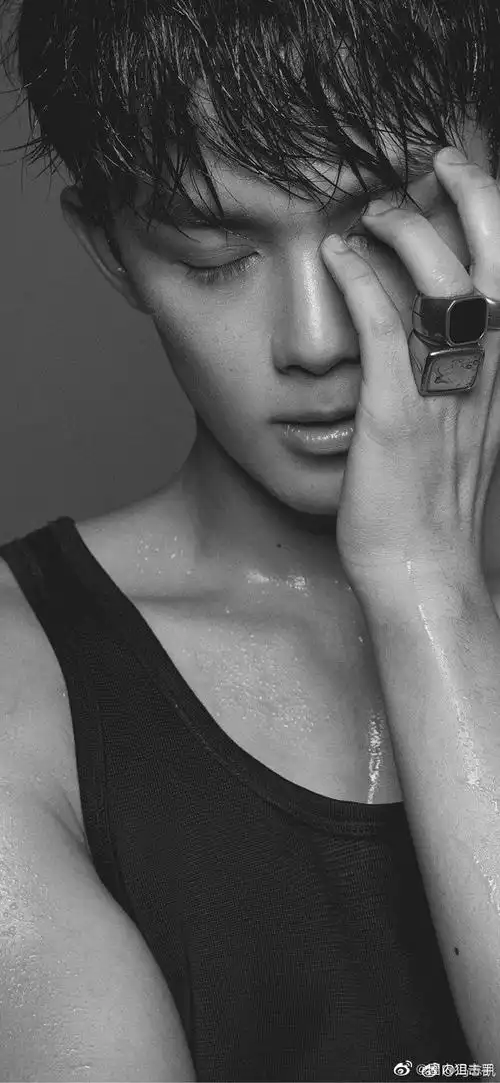 吴磊弟弟给大家打了个样儿呀,看这性感结实的肌肉谁不爱呢?