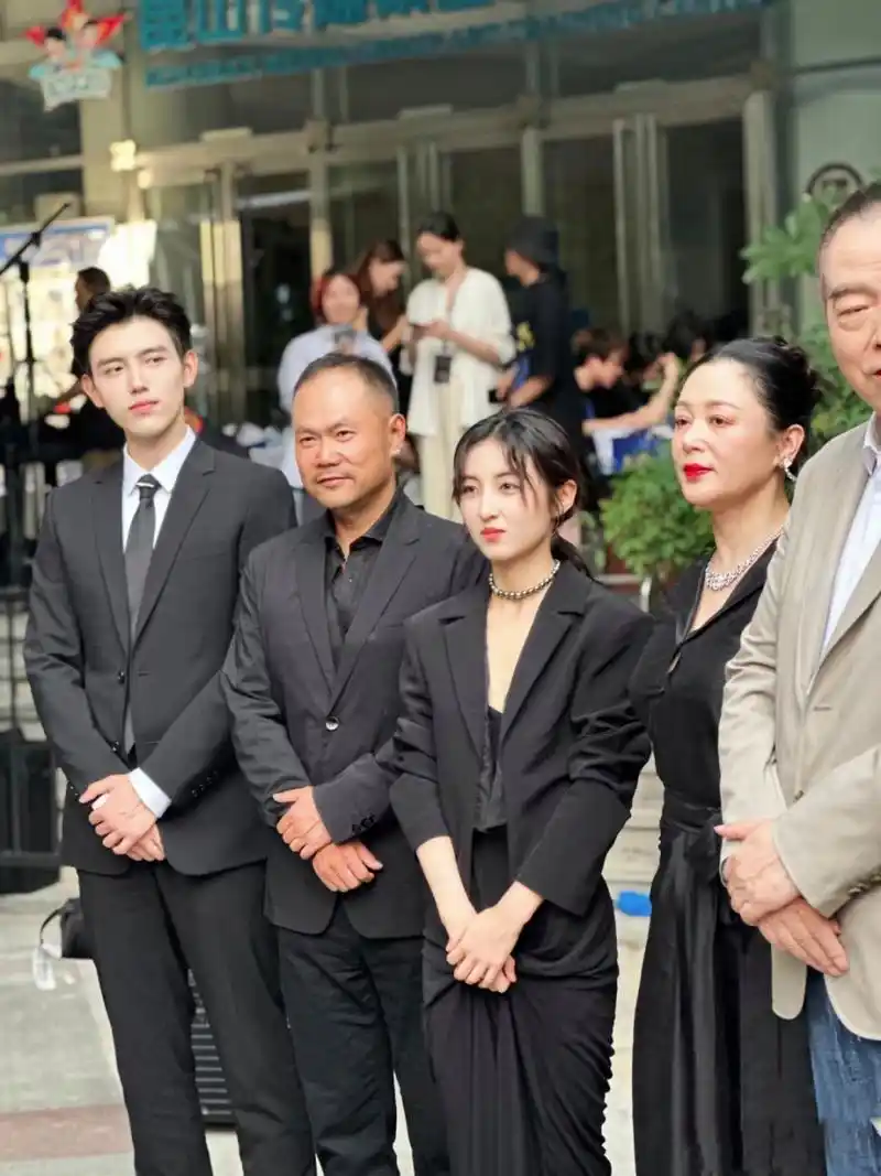 看看陈红,再看看旁边的张子枫和陈飞宇,岁月侵蚀真的无法抵挡啊!