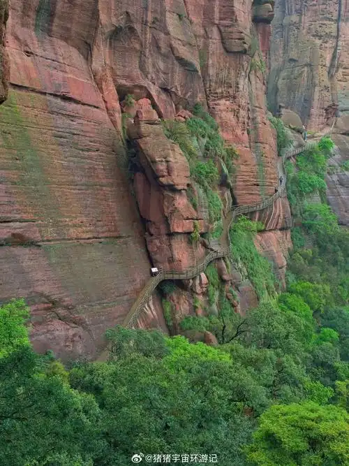 江西龟峰    提起江西,我的第一反应是名山很多!