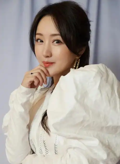 "清纯玉女"沦为暴发户?53岁杨钰莹商演近照曝光,身材暴露了真实年纪