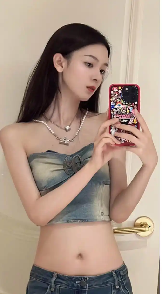 陈瑶身着牛仔束胸搭牛仔裤露着小蛮腰,尽显夏日清爽.