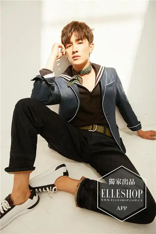 杨旭文曝简约时尚写真 玩转潮流新高度