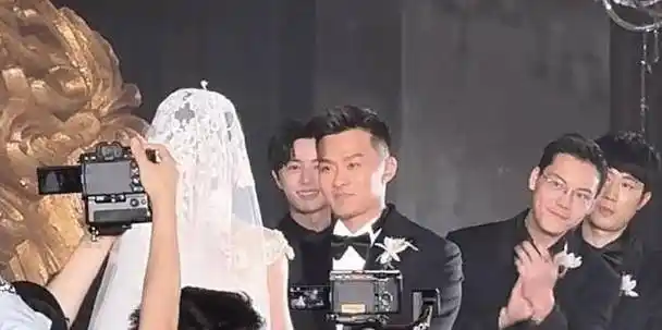 陈伟霆给好兄弟阿诺当伴郎 按头新郎亲吻新娘 袁冰妍老板大婚