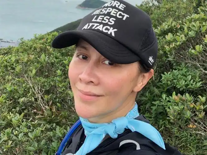 原创54岁刘嘉玲晒素颜照,回应"苍老"一说,高情商轻松化解负面影响