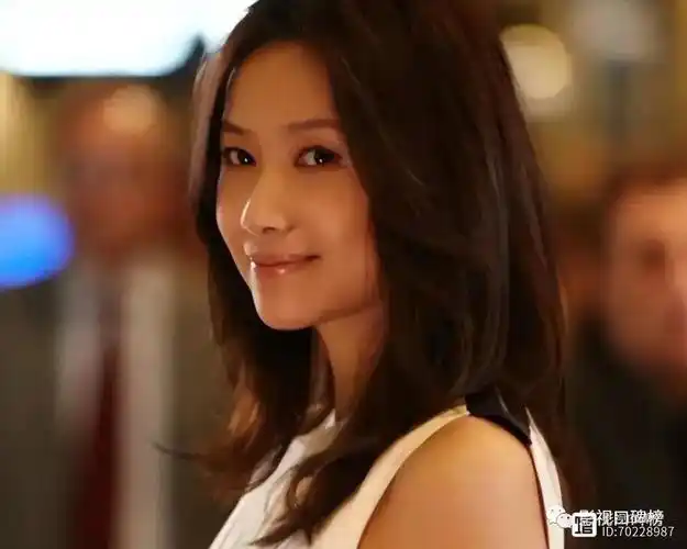 徐静蕾在美国家中画画,夸赞李庚希演技出色,并逗趣承诺涨工资