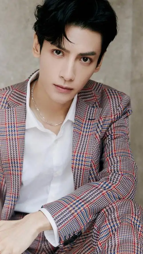 演员罗云熙,英俊潇洒,演技精湛,来看他的现代装帅照