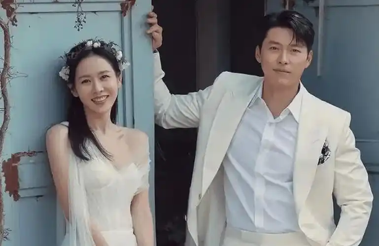 2022年玄彬发文宣布和孙艺珍结婚 ,并举行婚礼 ,6月27日,孙艺珍发文