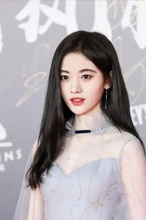 鞠婧祎的少女感好强长发飘飘清纯又高贵无修图也能美得真实