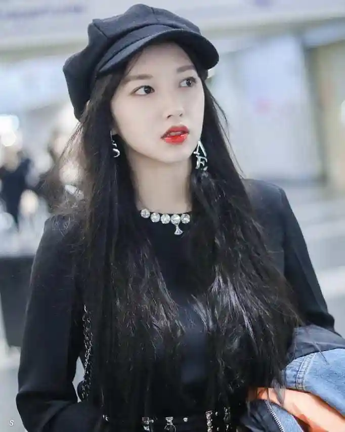 奶潇一身"名媛范"现身机场,领口的"钻石"很壕气