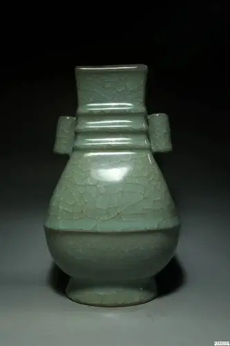 北宋官窑贯耳瓶(任南收藏) 疑似张公巷窑口,手头重.