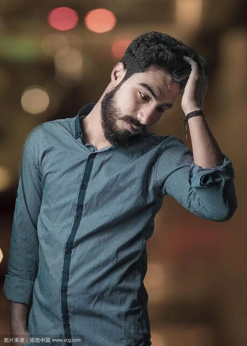 黑发男孩与散焦背景