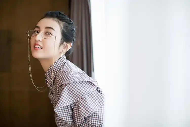 20岁的张子枫有多厉害,十五年演艺经历,成00后拿下影后第一人!