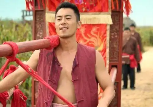 体重悬殊,要把身材瘦小的周迅抱起来,这对经常锻炼身体的朱亚文来说