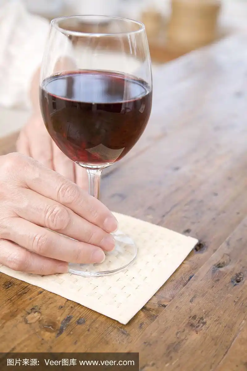 老女人手里拿着一杯酒