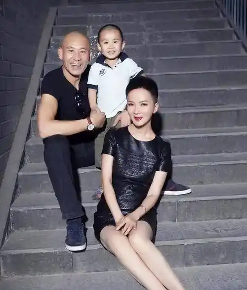 师小红老婆谢兰,一场车祸定情,婚后生一子,日子过得有滋有味_父母