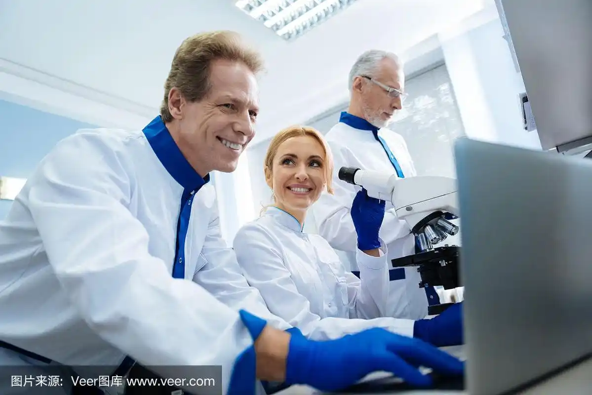 快乐的科学家们在实验室里一起工作