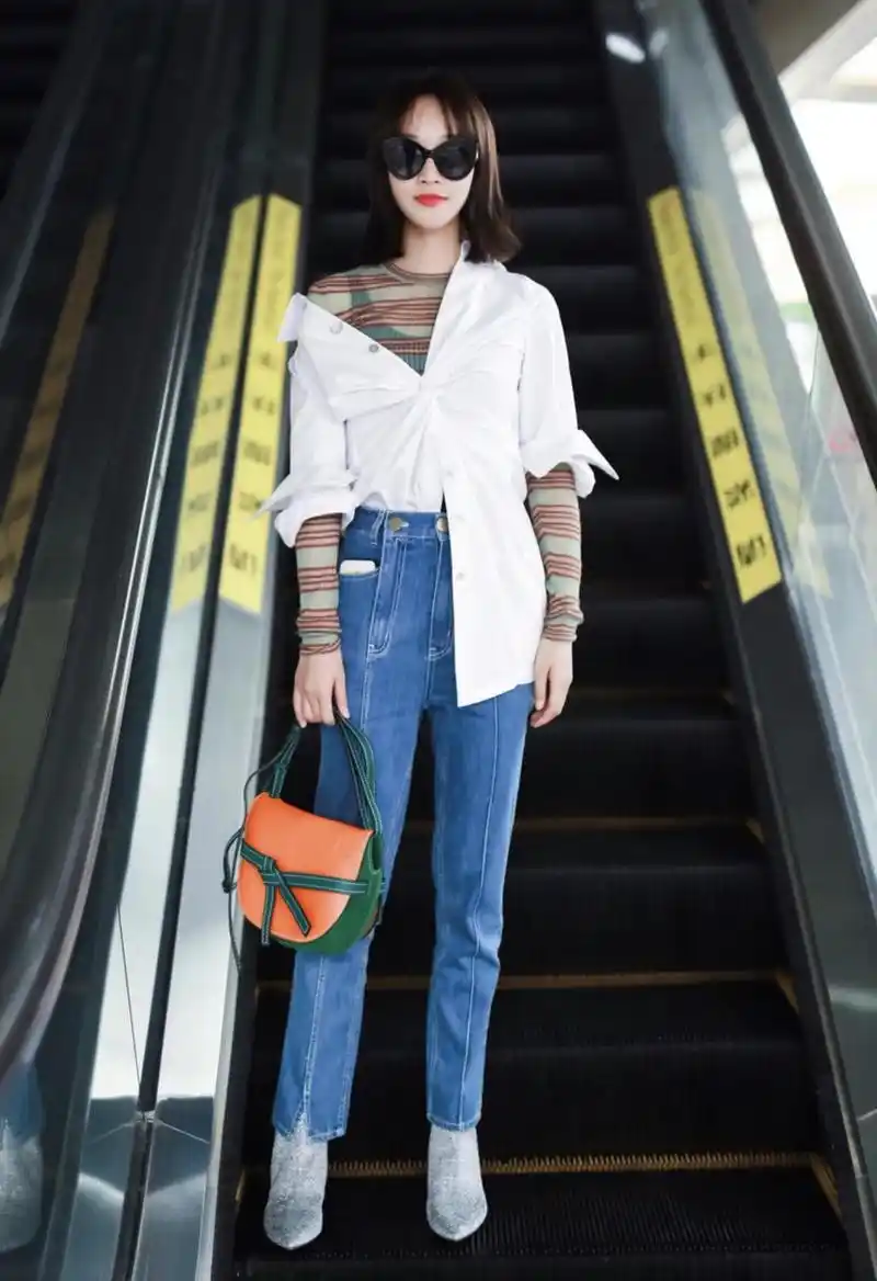 蓝盈莹厉害了白衬衫配牛仔也高级别人穿着像搬砖她穿像老板