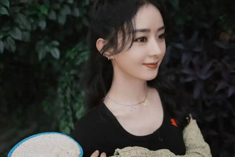 赵丽颖全新甜美写真:校花颖公主颖造型