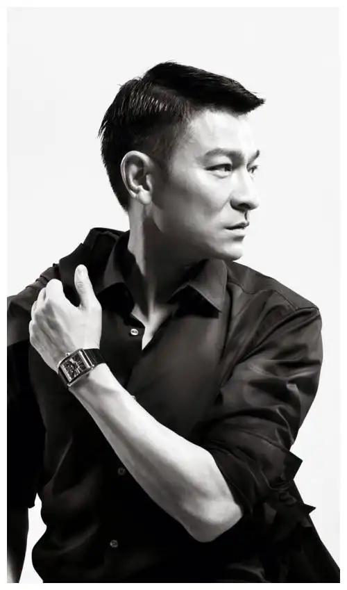 刘德华现身女儿毕业典礼,西装革履精神佳,正襟端坐显修养__财经头条