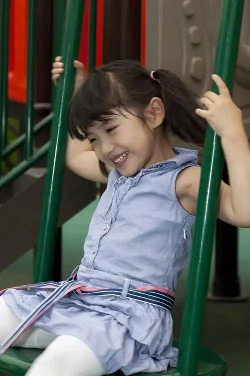 攀登,竖图,彩色,室外,白天,侧面,快乐,幸福,纯洁,北京,中国,图片,小孩