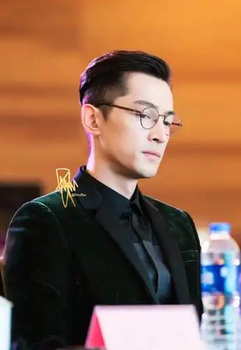 胡歌一如既往的成熟男人风,锐利的目光配上眼镜,儒雅又帅气,宛若稳重