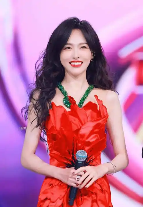 唐嫣美到开挂!穿中国红跟胡歌跨年合唱嫩得像少女,不怕罗晋吃醋