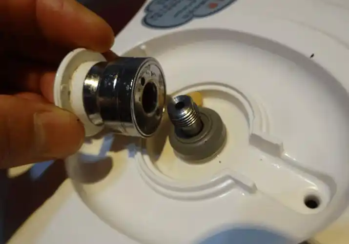 上盖拆下来后,就可以看到里面的电磁阀还有传感器了.