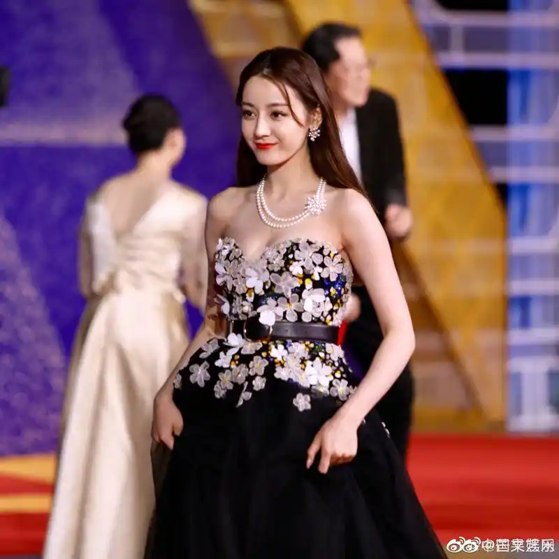 迪丽热巴金鸡奖红毯现场图,高贵冷艳,但是你的耳环好像丢了