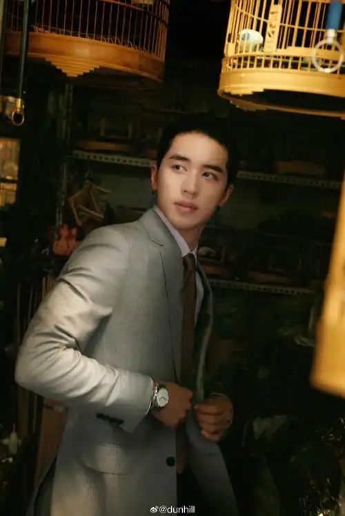 演员,歌手@许魏洲zz身着#dunhill 2024春夏系列#灰色羊毛羊绒微型千鸟
