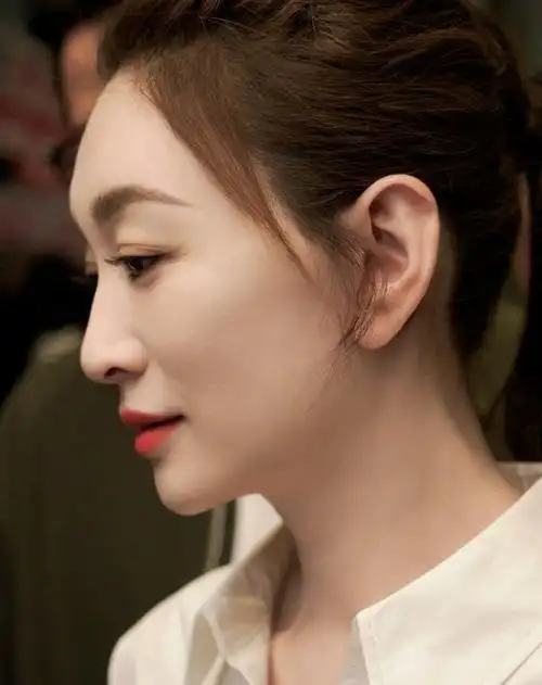 不打针,不发福,被扫楼的李小冉惊艳,不穿暴露礼服却成全场焦点