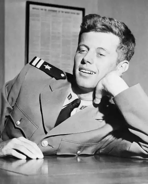 的名人年轻时的青涩旧照,看你能否一眼认出他们都是谁_男子_照片_公车