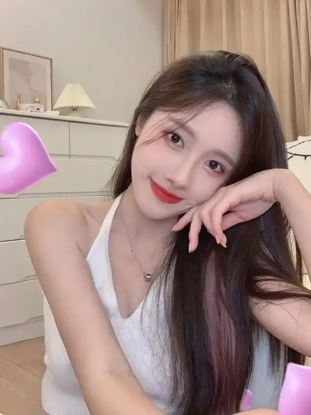 人气女神梨涡允允高颜值居家自拍