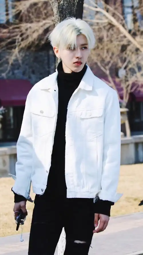 蔡徐坤雾霾蓝发色度假随拍##原创音乐制作人蔡徐坤