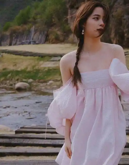 欧阳娜娜20岁就藏不住女人味!