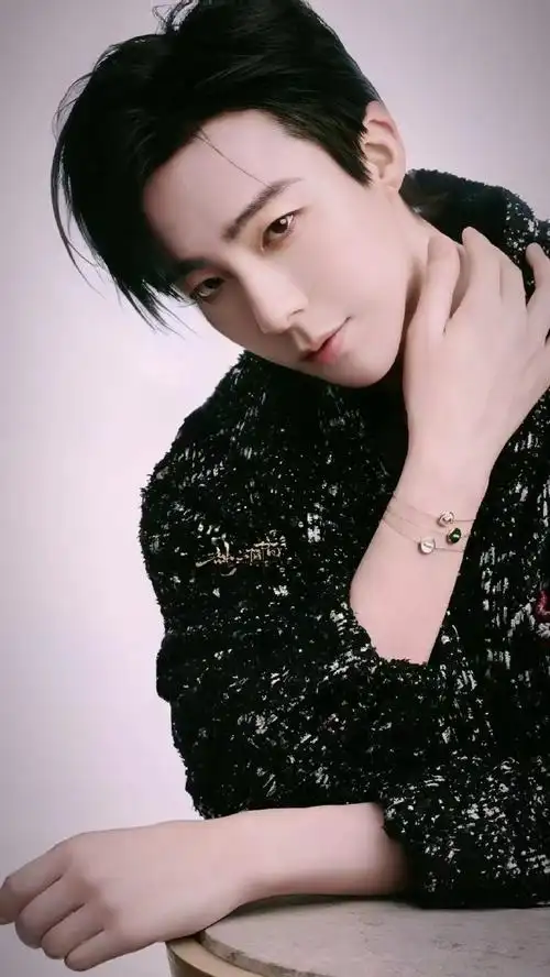 饰品好适合刘宇宁有着完美无懈可击的侧脸的他超帅的@摩登兄弟刘宇宁