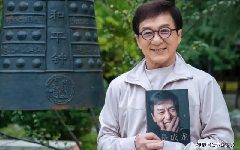 成龙回应白发造型,影迷莫名心酸,为什么大家不想看到成龙变老?