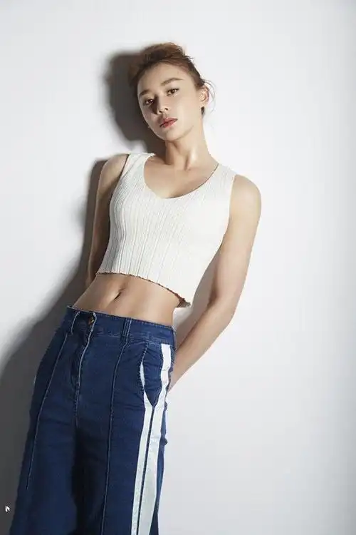 32岁袁姗姗坚持健身,练就紧致马甲线,获封为"励志女王"