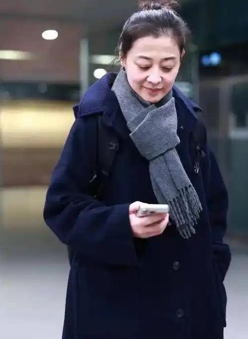 48岁梅婷素颜现身"上海虹桥"机场,老态明显!_女性_外貌_争议