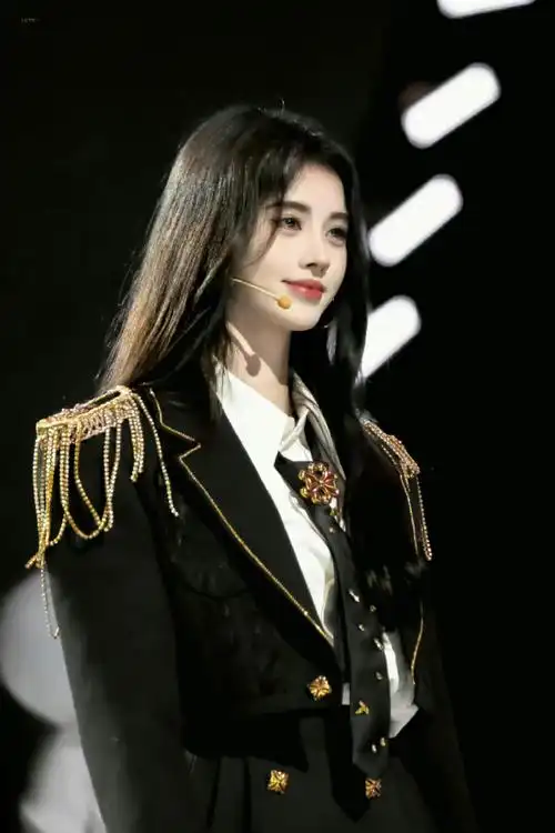 鞠婧祎淡妆黑长直