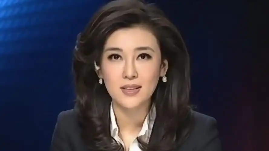 央视美女主持李红怀孕期间依然坚持工作镜头面前让人心疼