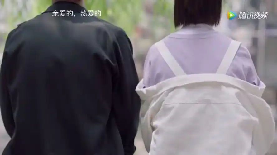 亲爱的热爱的 韩商言跟佟年在池塘边弹吉他,佟年说你怎弹的那么好啊!